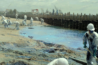 Illustration for article titled Pacific Rim shows you what it looks like when Kaiju take a dump on your house